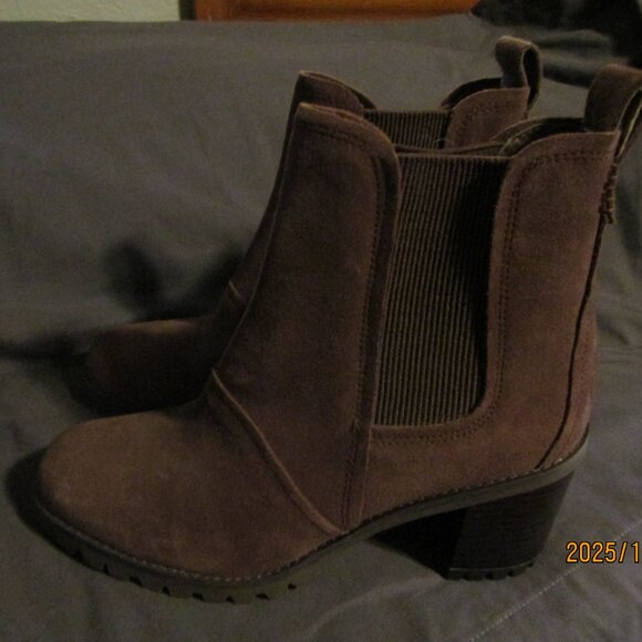NEW  UGG Hazel Brown Suede Boots 3" heel Size 8 - Picture 3 of 5